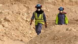 Trabajadores realizan tareas en un estadio para el Mundial de Qatar