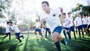 Jóvenes, entrenando en las canchas de Pumas en Jalisco