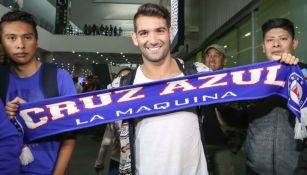 Cauteruccio posa para el lente de RÉCORD con una bufanda celeste