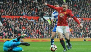 Wayne Rooney dispara al arco de Al Al Habs, portero del Reading