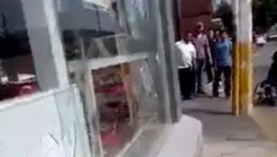 Los saqueadores observan en la entrada de la tienda