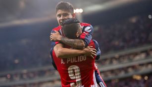 Chofis López festeja un gol con Alan Pulido