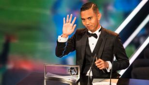 Mohd Faiz Subri recibe el Puskas 2016 en Zúrich