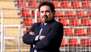 Hugo Sánchez posa en una cancha de futbol