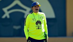 La Volpe, DT del América, durante un entrenamiento de las Águilas