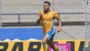 Andy Delort festeja un gol con los Tigres