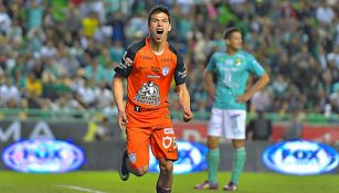 El Chuky festeja tras anotar un gol contra León