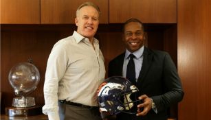 Vance Joseph y John Elway tras el acuerdo