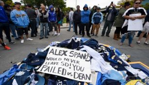 Decenas de Jerseys fueron tirados a la basura afuera del Qualcomm Stadium