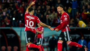 Jugadores de Xolos festejan una de las dianas a Puebla