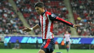 Zaldívar controla la bola durante un juego con Chivas