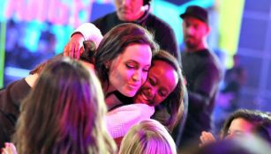 Angelina Jolie abraza a su hija durante una premiación