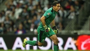 Rodolfo Cota celebra un gol del Guadalajara contra Rayados