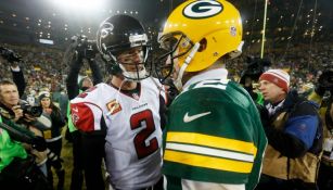  Aaron Rodgers y Matt Ryan, tras un duelo de temporada regular 