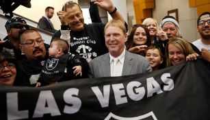 Mark Davis, dueño de Raiders, con aficionados de Las Vegas