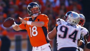 Peyton Manning intenta lanzar un pase en Final de Conferencia 