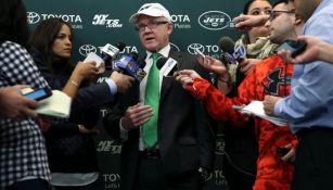 Woody Johnson durante una plática con los medios