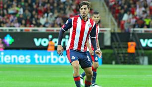 Rodolfo Pizarro condice el balón en el juego Chivas vs Xolos