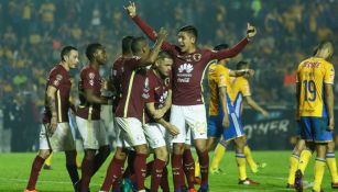 Los jugadores de América celebran con Edson Álvarez el gol en la Final del Apertura 2016