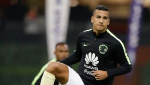 Cecilio Dominguez realiza movimientos de calentamiento previo a su debut