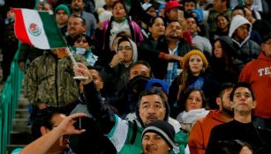 Aficionado ondea la bandera de México en el Estadio Corona