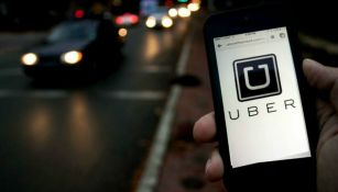 Un celular con la aplicación de Uber abierta