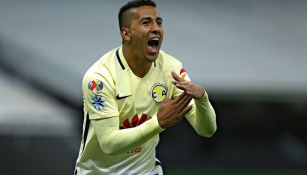 Cecilio Domínguez festeja su gol con América