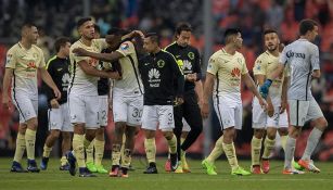 Jugadores del América festejan la victoria contra Tiburones