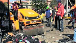 El Sistema de Transporte Colectivo destruye bocinas con una aplanadora