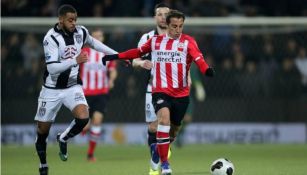 Andrés Guardado conduce el balón en un partido del PSV