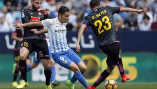 Diego Reyes pelea un esférico en La Rosaleda 