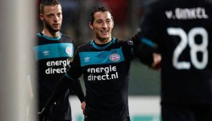 Guardado celebra un gol con sus compañeros del PSV