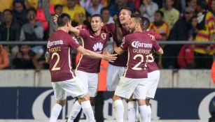 Jugadores del América festejan un gol contra Monarcas