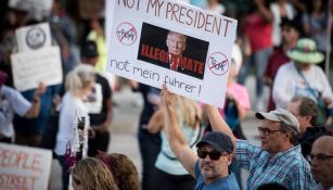 Personas protestan en contra de Trump en Estados Unidos