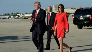 Donald Trump camina junto a Melania a su llegada al Aeropuerto de Palm Beach