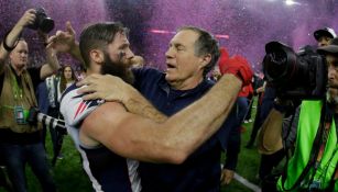 Julian Edelman y Belichick se abrazan tras ganar el SB LI