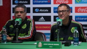 Juan Carlos Osorio y el médico del Tri en Conferencia de Prensa