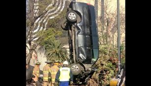 La camioneta fue sacada de la zanja con ayuda de una grúa