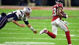 Brady no logra detener a Alford tras intercepción