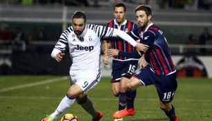 Higuaín controla el balón durante el juego frente al Crotone