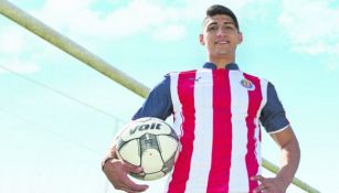 Alan Pulido sostiene un balón en las instalaciones de Chivas