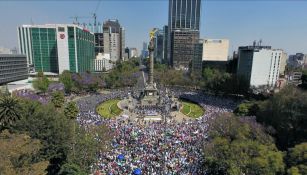 Participantes de la manifestación 'Vibra México' caminan por el Paseo de la Reforma