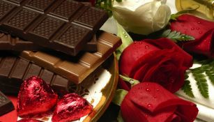 Imagen de unos chocolates y rosas para regalar el 14 de febrero