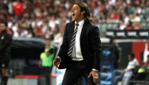 Matías Almeyda da indicaciones en un juego de Chivas