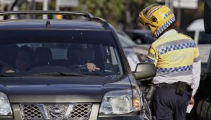 Un agente de tránsito charla con un conductor 