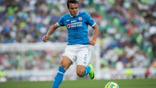 Omar Mendoza disputa un partido con Cruz Azul en el C2017