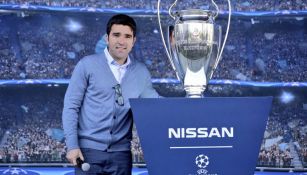 Deco posa junto al trofeo de la Champions League