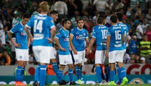 Jugadores de Cruz Azul hablan durante el juego contra Santos Laguna