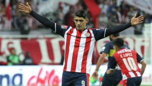 Pulido celebra un gol con la playera de Chivas