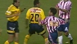 Felipe Robles y Cuauhtémoc Blanco, durante la pelea en el Verano 99